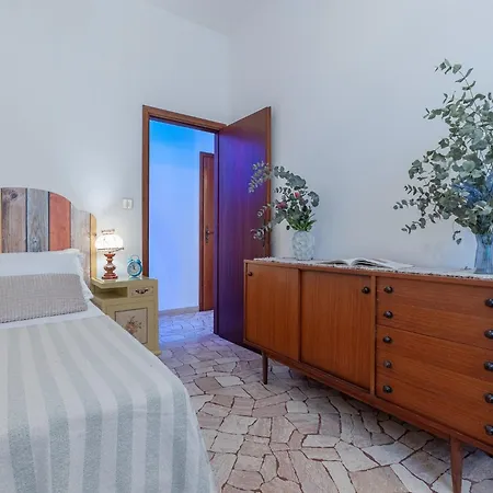 Where The Mountain Meets The Apartamento *